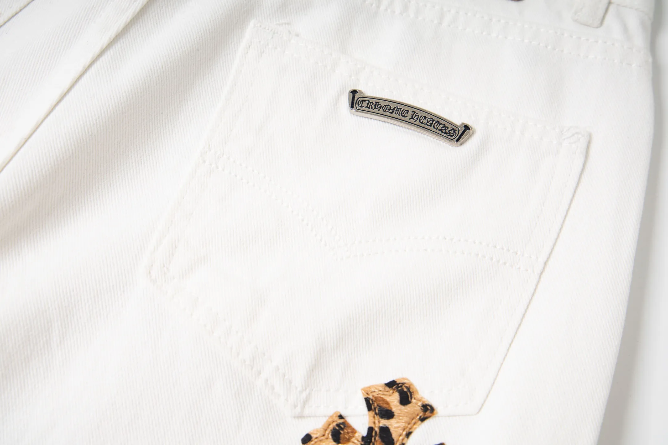 P220 Chrome Hearts & Chrome Hearts high-street jeans with leopard print and vintage graffiti paintings on a white background. Chrome Hearts are the most popular pants in color. Made of beaded canvas fabric, heavy washing makes the upper body of the fabric more textured and the pants are tall and straight! The three-dimensional cutting of the whole trousers is a masterpiece! The hardware is customized by zp. The beaded canvas fabric is thick and soft after being washed. It has good breathability. Customized small leather label. Unique design. The details are simple and elegant, and the workmanship is exquisite. The whole trousers are neatly routed and the details are in place! Trendy people have been disappointed. From the quality selection of fabrics, the tailoring of details, and the matching of patterns, everything is impeccable! The upper body is so handsome when worn...it can be easily worn by men, women and children! The craftsmanship is made of heavy-duty washed pure cotton denim fabric. After washing, it is soft and thick. It is very stylish when worn on the body. Style number: 1782# Color: white Size: 28 30 32 34 (S-XL)